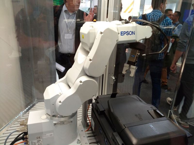 Epson zeigt auf seinem Stand nicht nur Drucker. (Robert Horn)