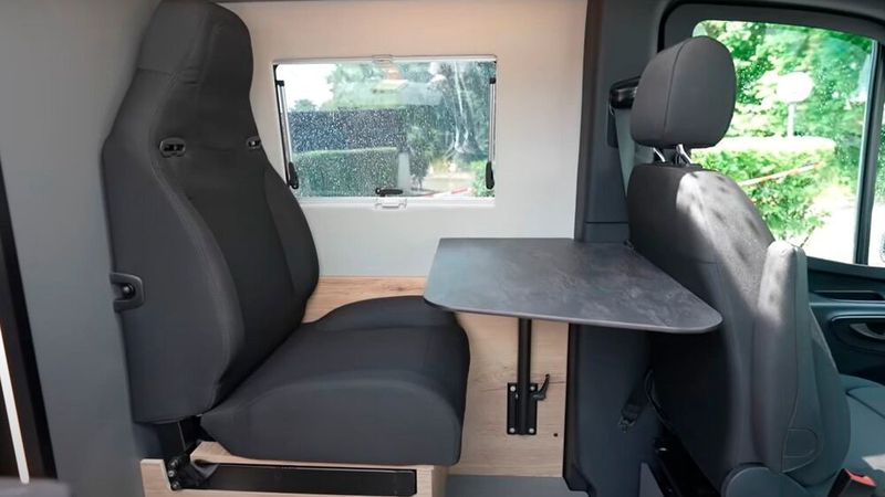 Um im Eingangsbereich zwischen Küche und Sitzgruppe für mehr Bewegungsfreiheit zu sorgen, hat Pössl gegenüber den drehbaren Frontsesseln statt einer Zweiersitzbank nur einen Einzelsitz montiert. (Bild: Pössl)