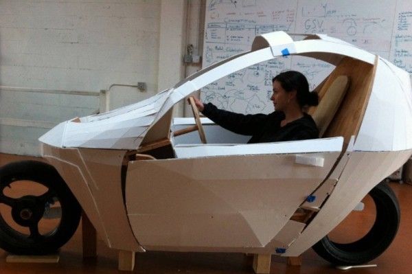 Das C1 von Lit Motors: zwei Gyroskope sorgen dafür, dass der elektrische Zweiradkabinenroller nicht umfallen kann - auch nicht bei einem Unfall (Lit Motors)