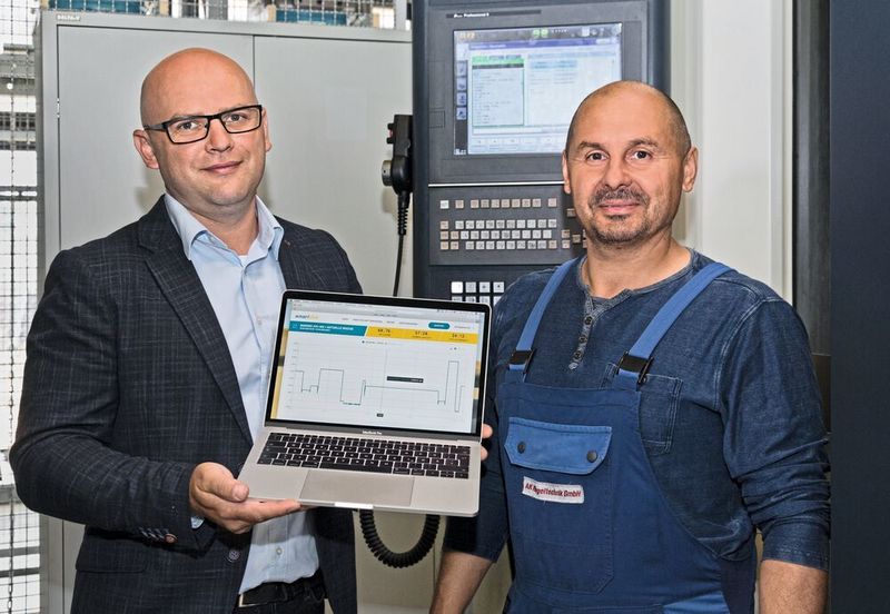 Die tatsächliche Produktivität des Arbeitstages vor Augen zu haben, motiviere seine Mitarbeiter, sagt Kalinowski (l.). (Perschmann)