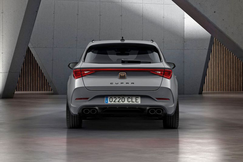 Ein durchgehendes Leuchtenband und markante Endrohre prägen das Heck des Sportlers. (Bild: Cupra)