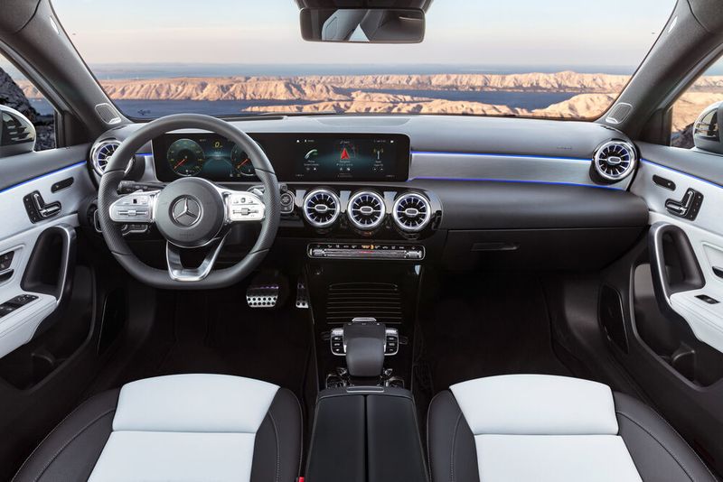 Daimler verzichtet komplett auf eine Hutze über dem Cockpit. Dadurch spannt sich der flügelförmige Grundkörper der Instrumententafel ohne Unterbrechung von einer Vordertür zur anderen.  (Daimler)