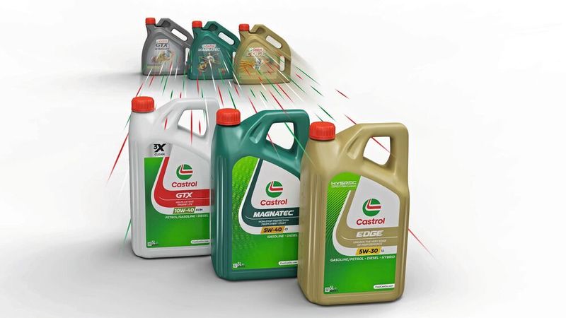Castrol: Die neuen Form der Öl-Kleingebinde Castrol Edge, Magnatec und GTX soll die logistische Effizienz verbessern und Verpackungsmaterialien einsparen. Ebenso sollten die neu gestalteten Etiketten den Wiedererkennungswert erhöhen. Die höheren und schmaleren Gebinde können zudem besser gestapelt werden – dadurch werden wiederum Platz und Stauraum eingespart. www.castrol.com/de (Bild: Castrol)