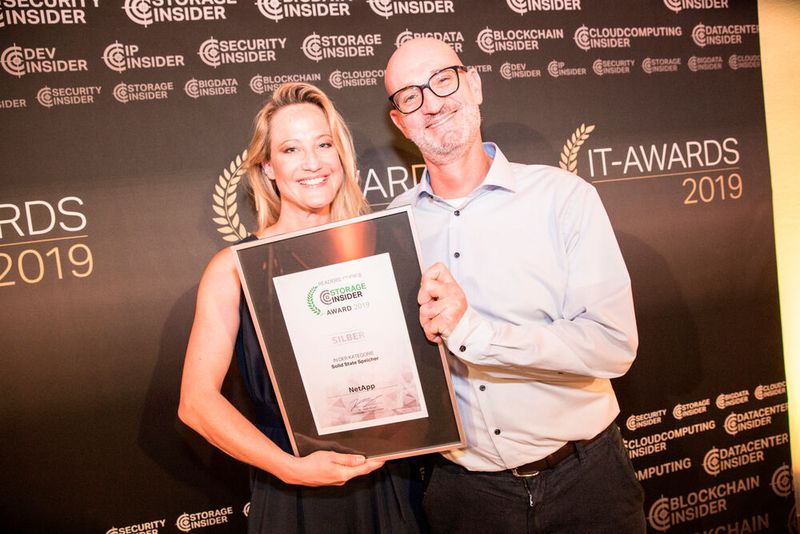 Julia Velde und Heiko Böhm von NetApp mit ihrem Storage-Insider-Award in der Kategorie 