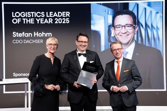 Frank Müller von Still GmbH (rechts) übergibt den Logistics Leader of the Year an Stefan Hohm (Mitte).(Bild:  Sebastian Gabsch / Logistics Hall of Fame)