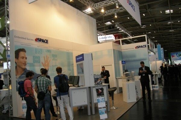 dSpace stellte das RCP-System vor, das die Algorithmen-Entwicklung von Batteriemanagementsystemen durch hochgenaues Messen und Regeln der Zellspannung von Lithium-Ionen-Batterien vereinfacht (Bild: Thomas Kuther)