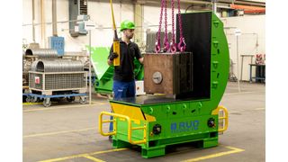 Die RUD-Werkzeugwender ermöglichen es, Spritzgussformen von bis zu 64 Tonnen Gewicht zuverlässig und sicher per Knopfdruck in unter einer Minute um bis zu 90° um ihre Schwerpunktachse zu drehen.  (Bild: RUD)
