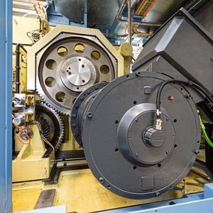 Der Simotics-Servomotor lässt sich flexibel regeln – so kann die Pressbewegung ideal auf das Werkstück abgestimmt werden.
