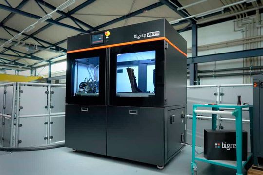 So sieht der neue 3D-Filamentdrucker VIIO 250 aus, der jetzt von Bigrep angeboten wird. Der Hersteller betont vor allem seine 24/7-Fähigkeit, den großen Bauraum und die automatische Filamentzufuhr. Das das sollen nicht alle Vorteile sein ...(Bild:  Bigrep)