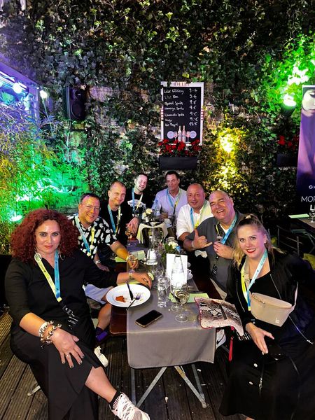 Besa (IT-BUSINESS) mit Stefan Knerrich (APC), Felix Bechmann (Cyberpower), Sebastian Niehues und Gunnar Bentrop (AOC), Marco Kuhn (bb-net), Oliver Gorges (ITscope) und Silja Marquardt. (Bild: Vogel IT-Medien GmbH)