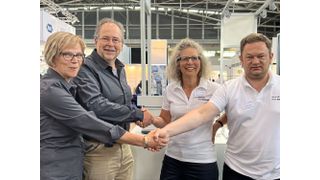 Gerda van de Beek, Jan Willem Mol (Moduvision), Alexandra Knauer, und Carsten Losch (Knauer) auf der Analytica in München (v.l.) (Bild: Knauer)