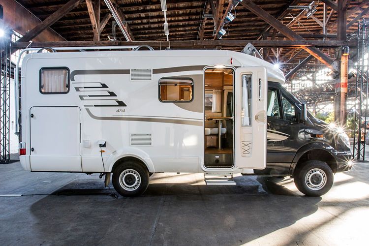 Der Hymer ML-T 580 fährt mit einem Seitenwind-Assistenten von Mercedes-Benz. Das teilintegrierte Reisemobil nutzt das Fahrgestell mit Fahrerhaus des Sprinters 316 CDI 4x4 (120 kW/163 PS) mit 7G-Tronic-Automatik. (Foto: Daimler)
