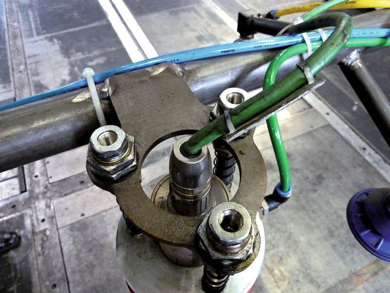 ... b: Einbausituation des Fühlers von oben, ... Bild: Kuhn (Archiv: Vogel Business Media)