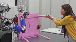 Co-Werker: Mensch und Roboter werden künftig gemeinsam beispielsweise einen Stuhl montieren. Die Kooperation verbessert die Arbeitsbedingungen für den Menschen und steigert gleichzeitig die Effizienz der Arbeit. Dadurch lassen sich Abläufe in der Industrie verbessern. (Bild: KIT)