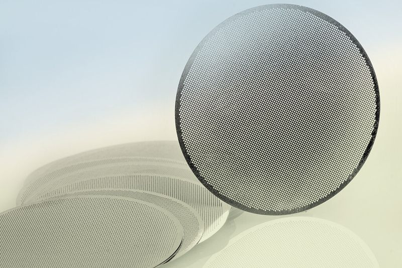Bei Metalldrahtgeweben für Mikrofilter müssen Öffnungen unterschiedlicher Form in eine einzige Struktur eingearbeitet werden. Das von dem Ätztechnikspezialisten Precision Micro eingesetzte Fotoätzverfahren realisiert dies bei Metalldrahtgeweben mit einer Größe von beispielsweise 1.500 mal 600 mm. (Bild: Precision Micro)