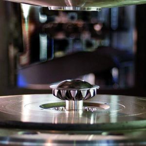 Bei der Kaltumformung von Metallteilen bietet die Taumeltechnologie viele Vorteile gegenüber anderen Verfahren der Massivumformung.