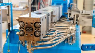 Im Projekt „RezyBond“ soll das chemische Recycling auf einem Doppelschneckenextruder, wie hier im SKZ-Technikum, durchgeführt werden. (Bild: SKZ)