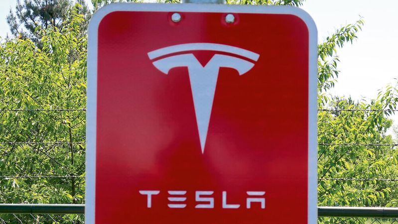 Tesla zwischen Himmel und Höllle: In den USA meckert die Verkehrsaufsicht, in China geht es mit „Autopilot“ voran.(Bild:  Grimm – VCG)