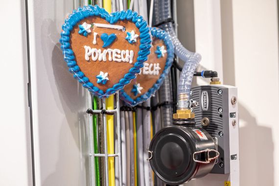 Bald ist es wieder soweit – die Powtech 2025 öffnet vom 23. bis 25. September in Nürnberg ihre Tore und bietet eine Bühne für führende Innovationen in den Bereichen Pulver-, Schüttgut-, Fluid- und Liquidtechnologien. Freuen Sie sich auf spannende Präsentationen und tiefgehende Gespräche mit Branchenexperten. Diese Bildergalerie bietet einen ersten Vorgeschmack auf die neuesten Technologien und Ausstellungsobjekte der Fachmesse. (Bild: NürnbergMesse / Thomas Geiger)