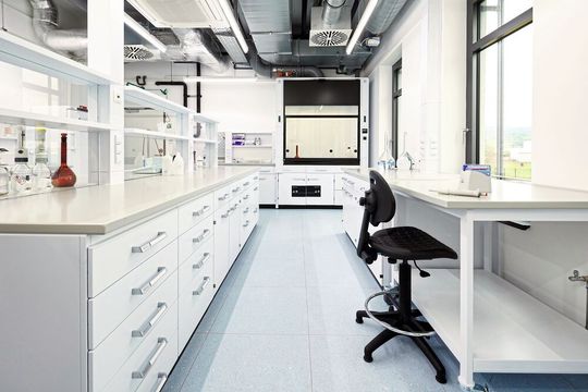 Abb.1: Transparente Medienzellen und offene Raumkonzepte sorgen für Freiraum und vereinfachte Kommunikation. Abb.1: Transparente Medienzellen und offene Raumkonzepte sorgen für Freiraum und vereinfachte Kommunikation.