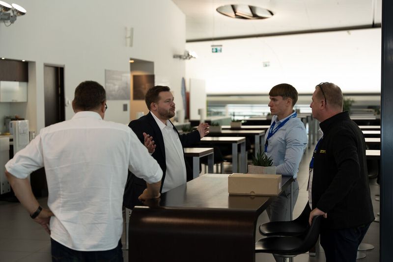 (v. l.)  Angeregte Fachgespräche mit Thomas Deppe, Patrick Weinoch (Aagon), Alexander Thorn und Benedigt Weidenfeller (Pauly Büromaschinen Vertriebs GmbH)... (Bild: Aagon GmbH)