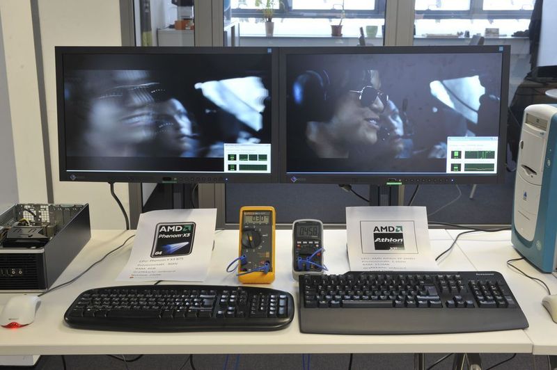Leistungsvergleich von zwei Chip-Generationen – mit und ohne „Cool Silicon“-Know-how – zeigen deutliche Performance-Unterschiede bei der Darstellung von HD-Video-Material bei deutlich geringerem Stromverbrauch. Links im Bild der neuere und schnellere Rechner, der trotz höherer Leistung laut Anzeige weniger Strom verbraucht als der ältere Computer mit geringerer Performance.  (Bild: Cool Silicon)