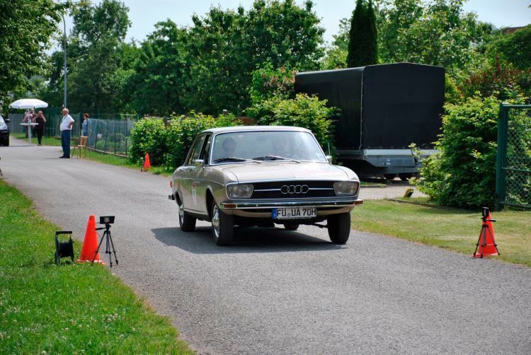 Meist kommen bei den Wertungsprüfungen Lichtschranken zum Einsatz, die die Zeit erfassen. Für Abwechslung sorgt der eine oder andere Luftschlauch. Hier löst nicht die Fahrzeugfront sondern der Vorderreifen die Zeitmessung aus. (Dominsky)
