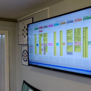 Meister und Lehrlinge können sich bei ihrer Arbeit am digitalen Werkstattplan orientieren.(Bild:  Jakob Schreiner/»kfz-betrieb«)