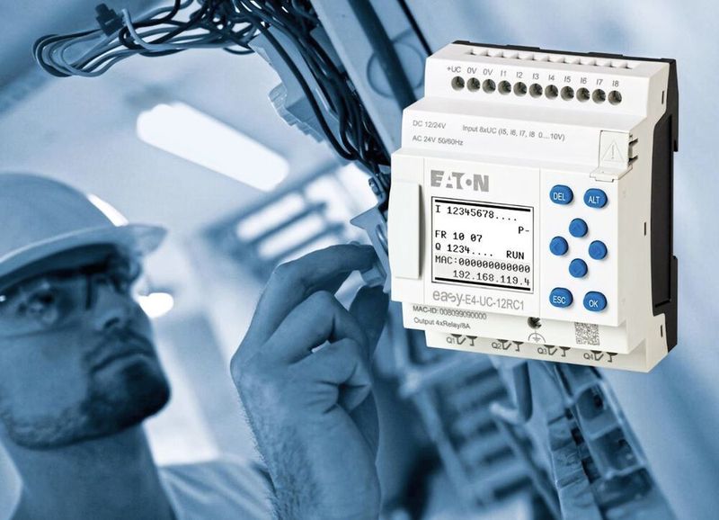 Das Basisgerät der neuen Steuerrelais-Generation Easy  E4 von Eaton lässt sich durch bis zu elf Erweiterungsmodule auf maximal 188 I/Os ausbauen. Dabei lassen sich im Mischbetrieb AC-, DC-, UC-Geräte, analoge und digitale Erweiterungen beliebig kombinieren und so unterschiedliche Applikationen realisieren. Die Verbindung der Erweiterungsmodule erfolgt über den neuen frontseitigen Verbinder „Easy  Connector“, was Montage und Demontage vereinfacht. Mit 14 Ausführungen von Basisgerät und Erweiterungsmodulen konnte die Variantenzahl reduziert werden, bei gleichzeitig erweitertem Anwendungsspektrum. Mit der Micro-SD-Karte im Basisgerät lassen sich zudem individuelle Applikationsmöglichkeiten realisieren, wie die Definition von Startprogrammen, Individualisierung des Steuerrelais oder die Anzeige von firmenspezifischen Grafiken. 
SPS IPC Drives: Halle 9, Stand 371 (Eaton)