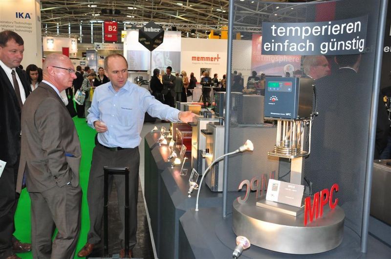 Die MPC-Linie von Peter Huber Kältemaschinenbau besteht aus der Kombination des Einhängethermostaten MPC-E mit einem Badgefäß, wie Thomas Himmelsbach, International Sales Manager den Fachbesuchern erklärt. (Archiv: Vogel Business Media)