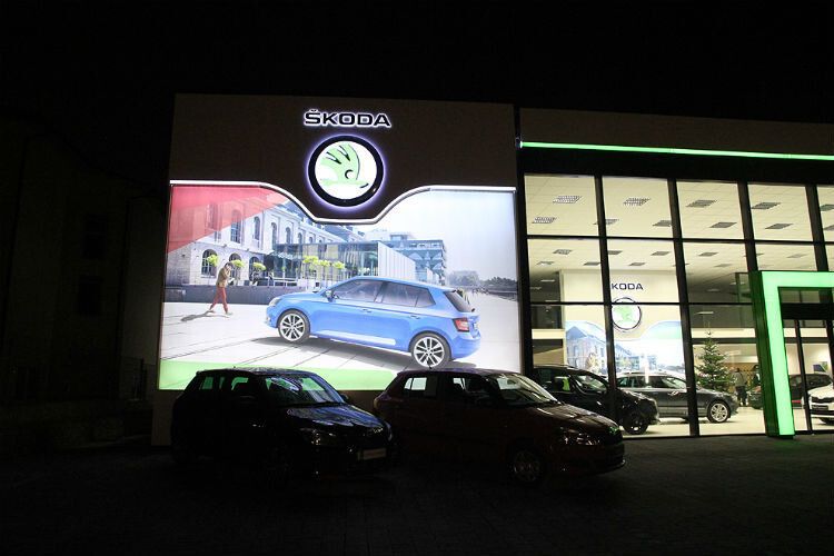 ...insbesondere wegen der beleuchteten Plakatwand. (Foto: Koch Automobile)
