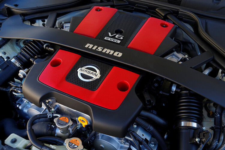 Wer einem Nismo-Modell den Motorraum öffnet, weiß sofort, mit wem er es zu tun hat. (Foto: Nissan)