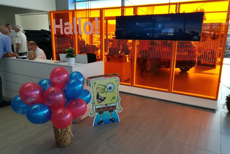 Immer ein großes „Hallo“ für die Kunden: Im Inneren sind die Elemente des aktuellen CI-Konzepts sofort zu erkennen, ... (Hermann-Gruppe)