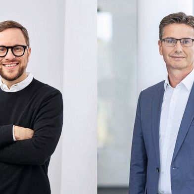 Kroschke und Santander wollen einen gemeinsamen Finanzierungs- und Zulassungsprozess als Branchenstandard etablieren. Im Bild: Philipp Kroschke, Geschäftsführender Gesellschafter bei Kroschke (l.), und Maik Kynast, Bereichsleiter Vertrieb Mobilität bei Santander Deutschland. (Bild: Santander Deutschland/Kroschke)