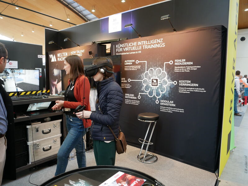 In der AR/VR Area präsentierten Aussteller ihre neuesten Technologien, die von den Besuchern getestet wurden  (jm)