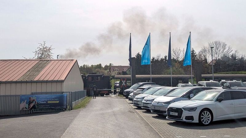 Fun Fact: Liliensiek ist vermutlich das einzige Autohaus in Deutschland, dessen Gelände von einer Schmalspurbahn durchfahren wird. Auf der Weißeritztalbahn sind bis heute noch Dampflokomotiven im Einsatz. (Bild: Rosenow – VCG)