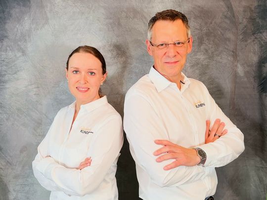 (Karolina Friedrich und Alexander Friedrich sind Geschäftsführer der Glückliche Kunden GmbH. (Bild: Glückliche Kunden))