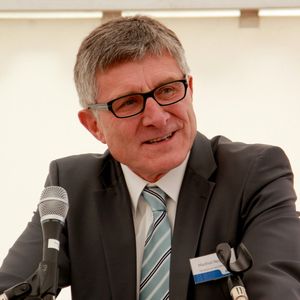 Manfred Neubert begrüßte die geladenen Gäste, darunter Lokalpolitiker, benachbarte Unternehmen und Renk als Engineeringpartner, zum Spatenstich in Schweinfurt.