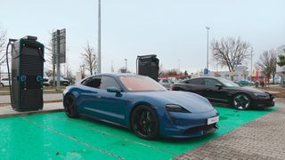 Vor dem Technikzentrum stehen 18 der insgesamt 62 Ladepunkte von AVP Autoland in Plattling. (Bild: Diehl – VCG)