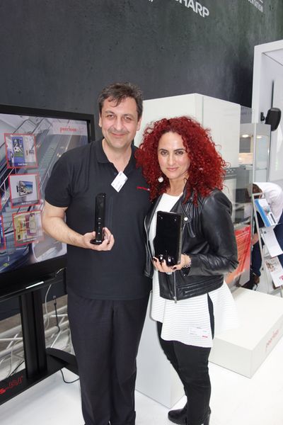 Stefan Krüger, peerless-AV erklärt Besa Agaj, IT-BUSINSS, das neue Produkt PeerAir Pro. (Bild: IT-BUSINESS)