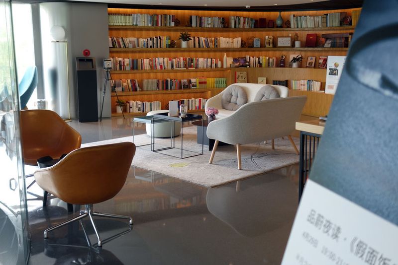 ... gibt es eine Bibliothek und ein Café. (Wehner/»kfz-betrieb«)