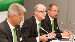 Manfred Wolf (Bildmitte): „Bezüglich der Konjunkturerwartungen schwanken wir zwischen gedämpftem Optimismus und dann wieder großer Unsicherheit und Wechselhaftigkeit.“ Neben ihm nahmen an der Pressekonferenz Harald Kettenbach, Leiter der Presseabteilung (l.) und Kai Knickmann, Vizepräsident Automobil-Erstausrüstung, teil. (Foto: Mann+HUmmel)