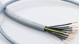 Vor über 50 Jahren hatte der Unternehmer Oskar Lapp die erste Anschluss- und Steuerleitung der Marke Ölflex entwickelt – es war die erste industriell gefertigte Leitung dieser Art weltweit. (Bild: Lapp)