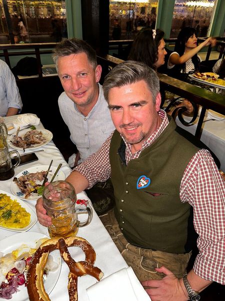 Michael Hitzelberger (l., TD Synnex) feierte mit Markus Fritz (Acronis). (Bild: Vogel IT-Medien GmbH)