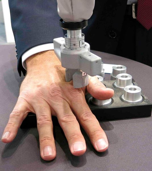 … dass der Roboter die Hand zwar berührt, aber aufgrund der geringen Masse nicht verletzt. (Reinhardt)