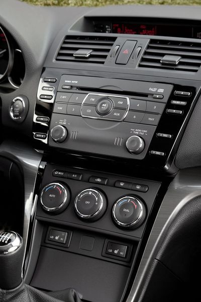 Das Interieur des überarbeiteten Mazda 6 wurde aufgewertet (Archiv: Vogel Business Media)