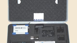 Die komplette Auswerteelektronik V3D Box samt Kabel kann im stabilen Koffer verstaut, bequem und sicher transportiert werden. Nur ein Laptop wird noch benötigt.  (Bild: Step-Tec)