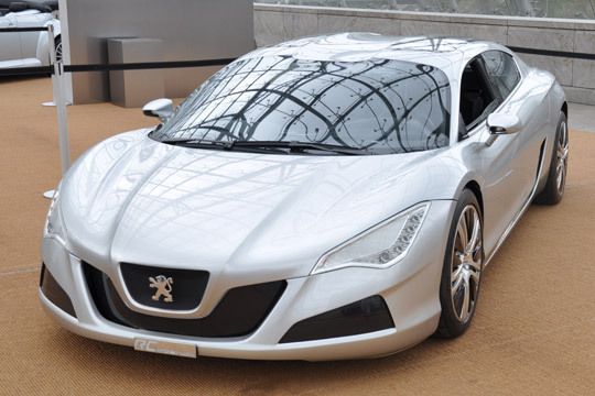 Der Peugeot RC Hybrid 4 aus dem Jahr 2008 ist der Beweis dafür, dass ökologische Autos auch Spaß machen können. Der Viertürer leistet insgesamt 313 PS und schafft eine Höchstgeschwindigkeit von 295 km/h.  (Archiv: Vogel Business Media)