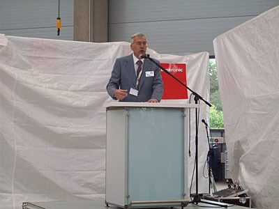 Jacob Schmidheiny, Präsident des Verwaltungsrates der Conzzeta AG, zu der auch Bystronic gehört, anlässlich der Eröffnungsfeier: „Zum Bauen gehört Optimismus, der Glaube an die Zukunft und die Zuversicht, Herausforderungen zu meistern.“ (Archiv: Vogel Business Media)