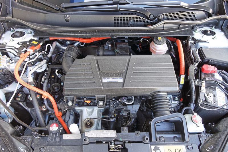 Unter der Motorhaube hat der Honda CR-V Hybrid drei Motoren: Einen Zweiliter-Benziner (107 kW), einen E-Motor (135 kW) und eine weitere E-Maschine, die als Generator betrieben wird. (Sven Prawitz/»Automobil Industrie«)